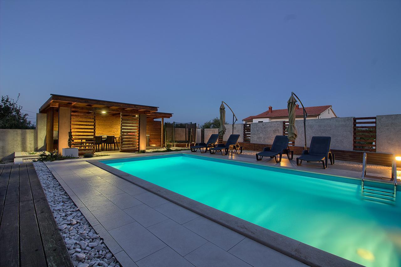 Stylish & Luxury Villa With Pool, Biliard, Extra Pool Heating Available - Wiibuk Pula Exterior photo