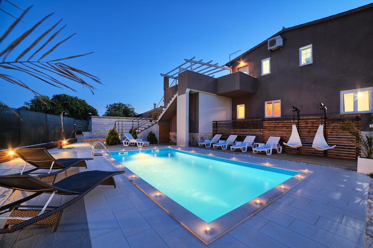 Stylish & Luxury Villa With Pool, Biliard, Extra Pool Heating Available - Wiibuk Pula Exterior photo